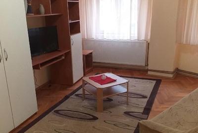 Apartament cu 3 camere semidecomandat în Aradului