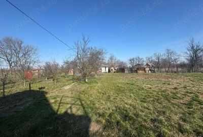 Casă cu 2 camere cu Teren 1500 Mp în Central