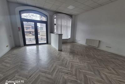 Spațiu comercial, de 100 mp, în Central - 4