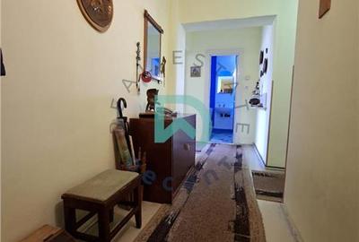 Apartament cu 3 camere semidecomandat în Tractorul - 23