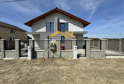 Duplex cu 4 camere cu Canalizare în Bucovăț (Remetea Mare)