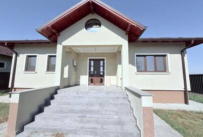 Casă individuală cu 5 camere cu Teren 500 Mp în Central