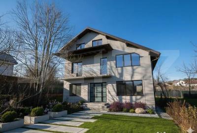 Casă cu 7 camere cu Teren 500 Mp în Central