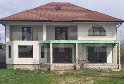 Casă cu 5 camere cu Teren 2000 Mp în Central