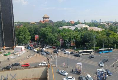 Piata Victoriei, stradal, ideal birouri, nemobilat, vedere spre Guvern - 1