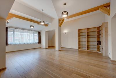 Casă cu 8 camere cu Canalizare în Central - 18