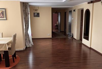 Apartament cu 3 camere decomandat în Exterior Vest