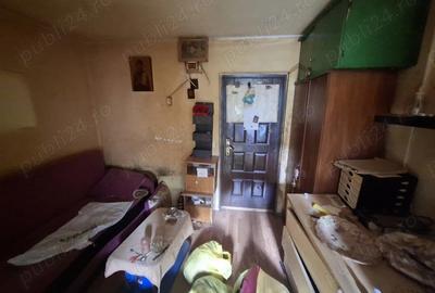 Garsionera RAHOVA langa piata , etaj 3, 15mp, bloc din 1972 - 3