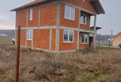 Casă cu Teren 8500 Mp în Leș - 1