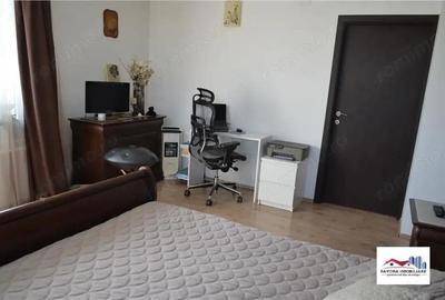 Casa Spatioasa de Vanzare Zona Semicentrala - 2