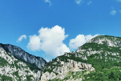 Apartament cu 3 camere semidecomandat în Central - 1