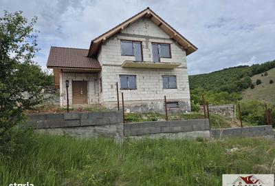 Casă cu 4 camere cu Teren 1062 Mp în Cetate