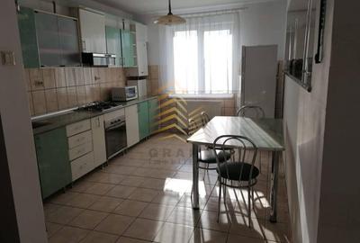 Apartament cu 4 camere decomandat în Central