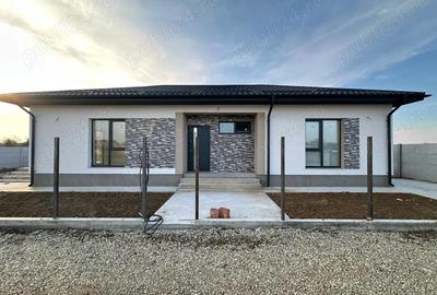 Casă cu 4 camere cu Teren 400 Mp în Domnești