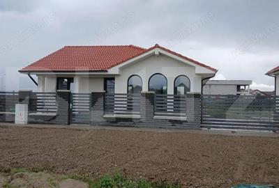 Casă cu 3 camere cu Teren 365 Mp în Central - 1