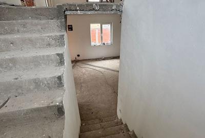 Casă cu 5 camere cu Teren 300 Mp în Sânmartin