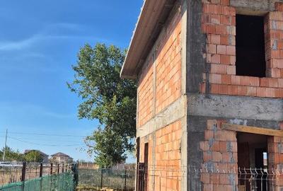 Casă cu 5 camere cu Teren 375 Mp în Berceni