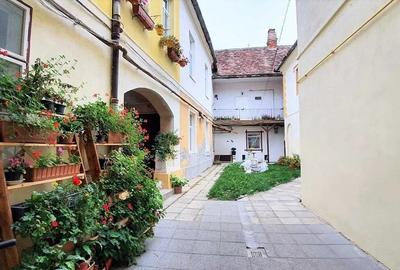 Apartament cu 3 camere semidecomandat
