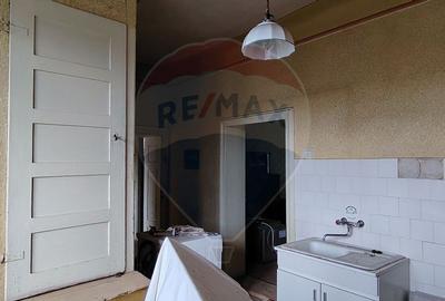 Apartament cu 4 camere de vanzare in zona Central - 1
