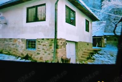 Casă cu Teren 3300 Mp în Central - 3