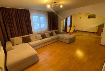 Casă individuală cu 8 camere cu Canalizare în Giulești - 1