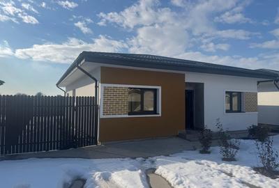 Casă individuală cu 4 camere cu Canalizare în Tunari