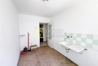 Apartament cu 3 camere nedecomandat în 9 Mai - 7