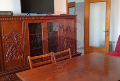 Apartament cu 3 camere decomandat în Pârneava