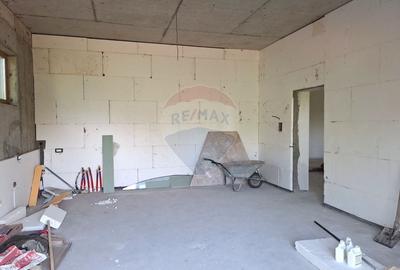 Casă / Vilă la gri aproape gata sa devina " acasa" ! - 18