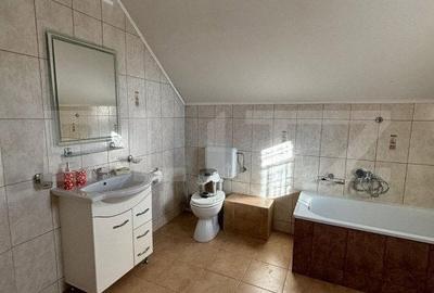 Casă cu 7 camere cu Teren 8900 Mp în Central - 8