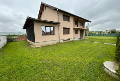Casă individuală cu 6 camere în Cristian