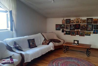 Casă cu 4 camere în Central