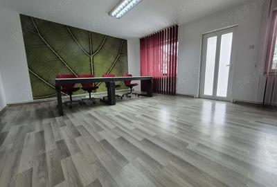 Spațiu comercial, de 70 mp, în Central - 4