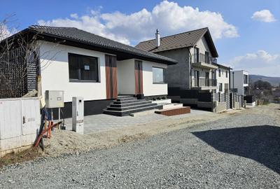 Casă cu 4 camere în Șura Mare