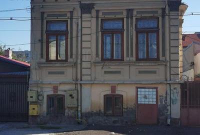 Casă cu 6 camere cu Canalizare în Central - 1