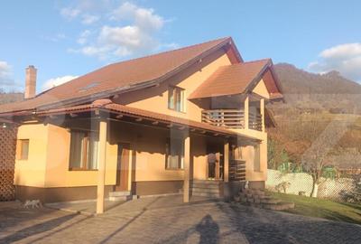 Casă cu 5 camere cu Teren 800 Mp în Central
