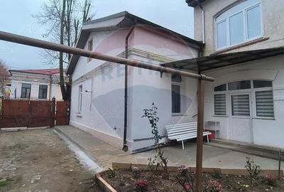 Casa cu 3 camere de vanzare in zona Centrala - 1