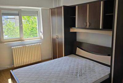 Apartament cu 3 camere decomandat, mobilat în Exterior Vest