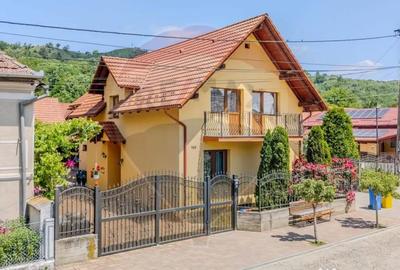 Casă cu 5 camere cu Teren 540 Mp în Ucea - 1