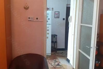 Vanzare Apartament 2 cam. cf.1 semidec. etajul 4 din 4, mobilat pe Bld. Iindependentei - CEC - 5