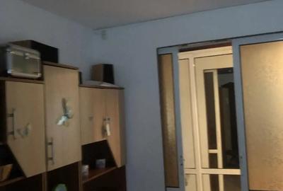 Vand apartament cu 3 camere etaj 2, decomandat, situat in Rovinari - 2