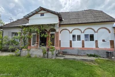 Casă cu 4 camere cu Teren 2000 Mp în Central - 1