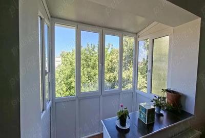 De vanzare apartament cu 3 camere, decomandat, situat in zona Lunei . Apartamentul se afla la etajul - 4