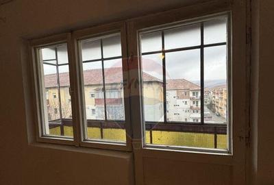 Apartament pe Str. Calugareni, 2 camere, et.3 - 9