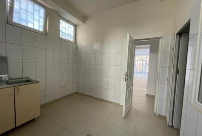 Spațiu comercial, de 100 mp, în Central - 3