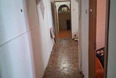 Apartament cu 3 camere semidecomandat în Craiovița Nouă