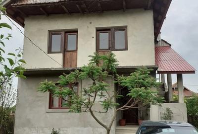 Casă cu 4 camere cu Teren 2400 Mp în Central