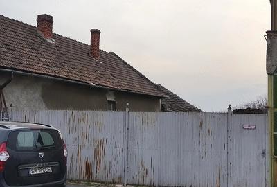 Casă cu Teren 1886 Mp în Central - 1