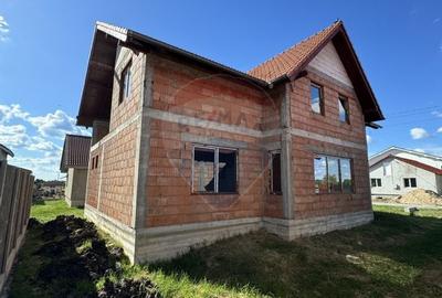Casa cu 6 camere la rosu, intabulata in Zimandu Nou de vanzare