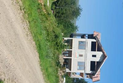 Casă cu 6 camere cu Teren 255 Mp în Vulcan - 1